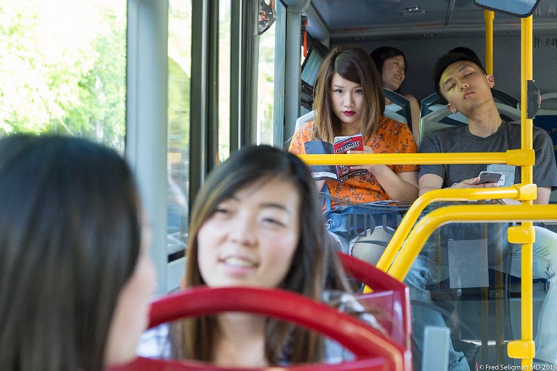 20160607_181637 D4S.jpg - Couple on bus, Madrid